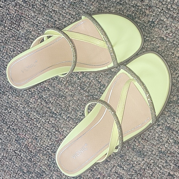 Almost new Vionic size 9 sandal - Picture 1 of 9